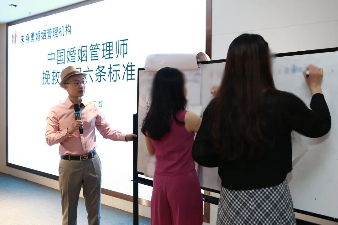 第三者把我逼进精神病院后,和我老公幸福同居了