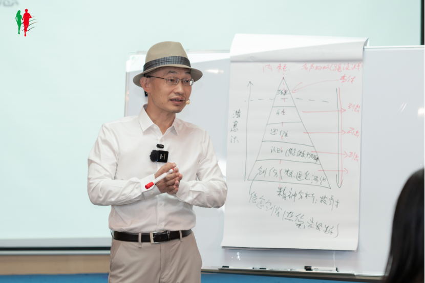 男人一旦外面有女人,就会做出五大可笑行为,也把自己活成一个笑话