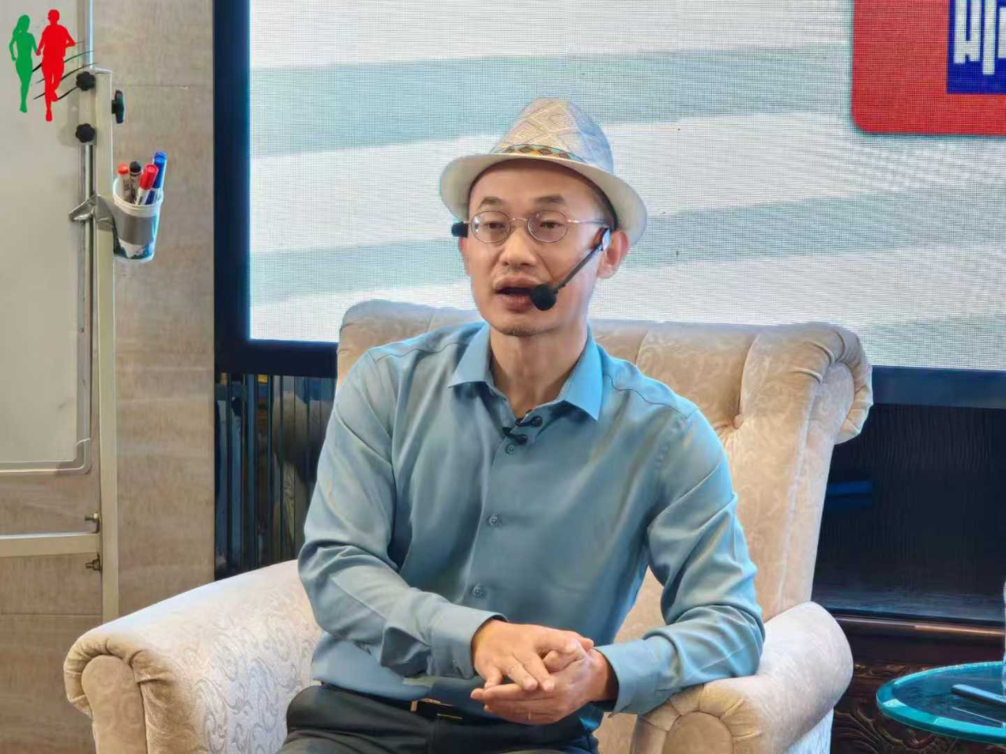 尽心尽力养继子,前妻嫌弃衣物非名牌,二婚家庭矛盾不断