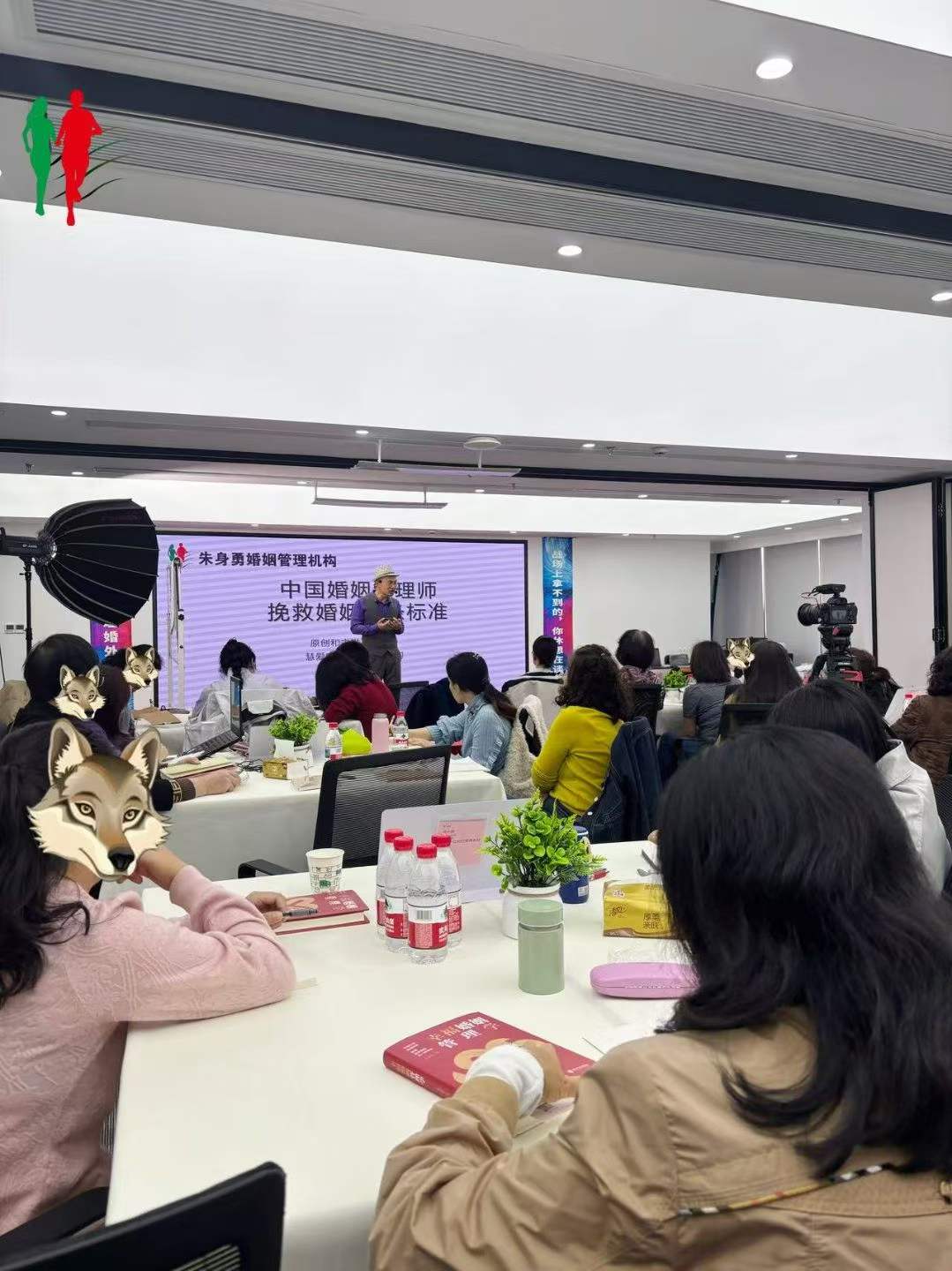 结婚8年,我才明白:最苦的不是没钱,是男人有钱有房有店,却连300块衣服都不让我买:这样的婚姻还能忍吗?
