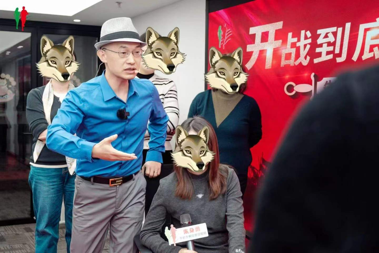 结婚后,老公总跟前女友联系,逼老婆同意“三人行”,怎么办?