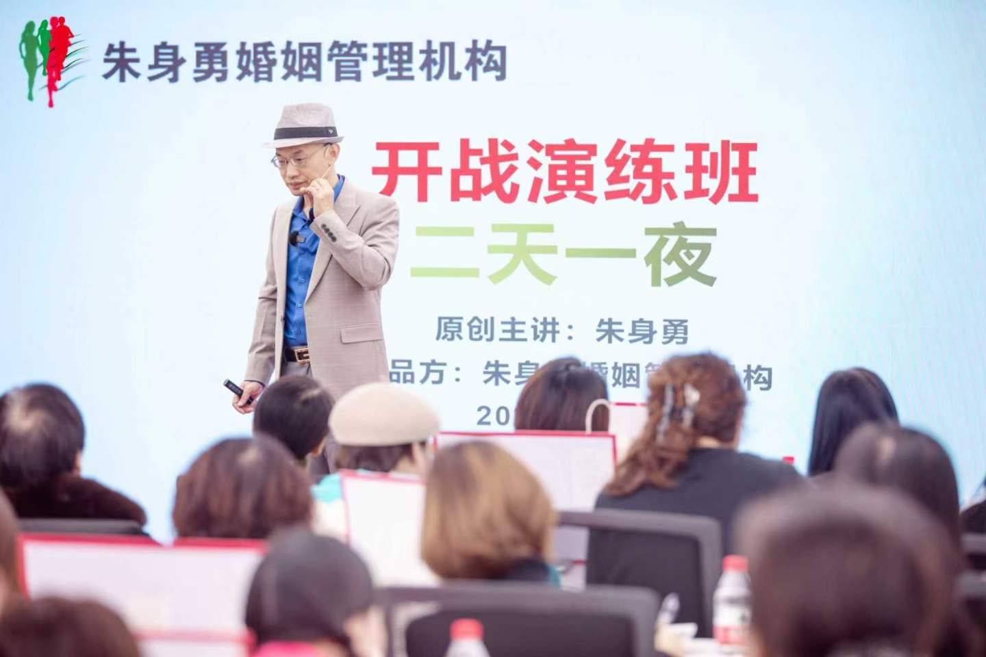 我们三观不合,吵吵闹闹快九年,那时候刚怀孕,不舍得孩子一直忍着,想着他做了爸爸之后就会我对我好一些,但是他并没有,连我的父母都不放在眼里。